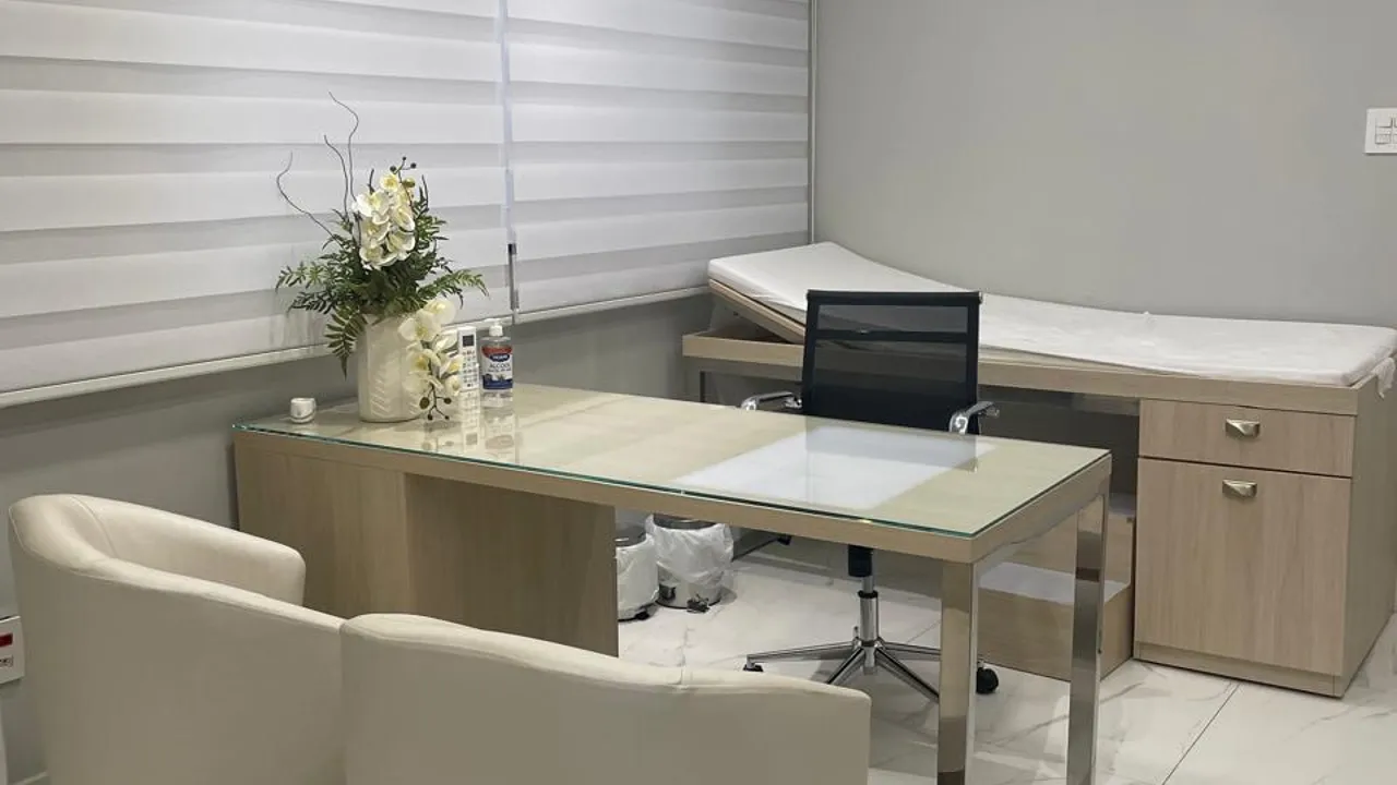 Sala de consulta do consultório Masterclin Urologia, com mesa e poltronas