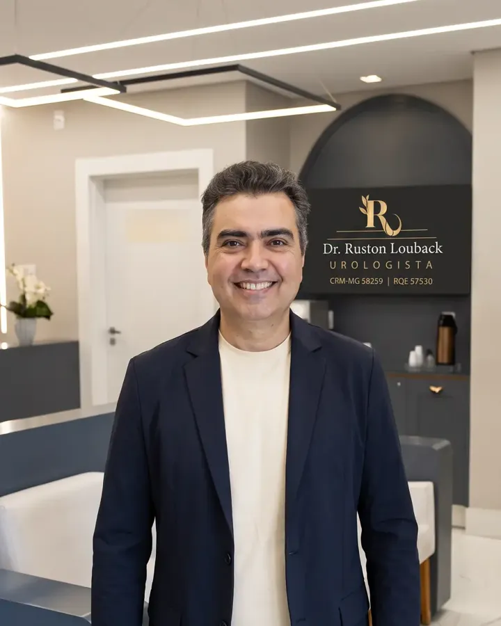 Dr. Ruston Louback na recepção do consultório Masterclin Urologia